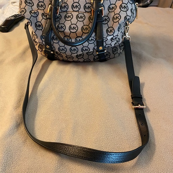 Michael kors satchel - Picture 2 of 4